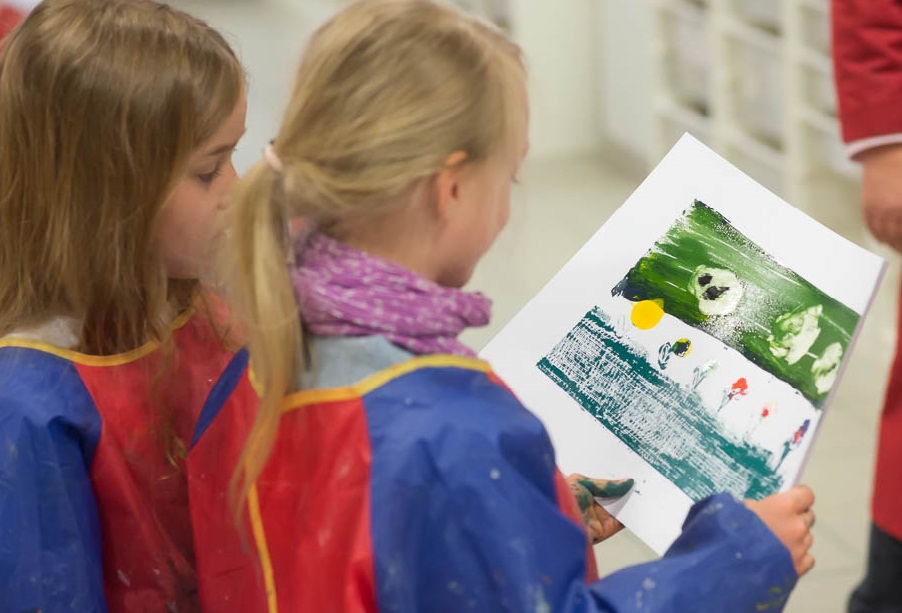 I ateljén får barnen prova på grafik. Foto: KODE Konstmuseum i Bergen